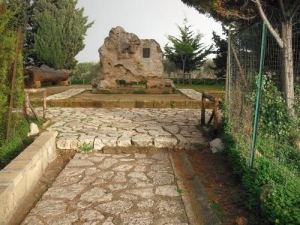 La tomba di Pirandello al Caos, via http://pirandellowebblog.blogspot.it
